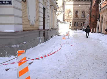 Šonakt sāks sniega izvešanu no autostāvvietām Rīgā