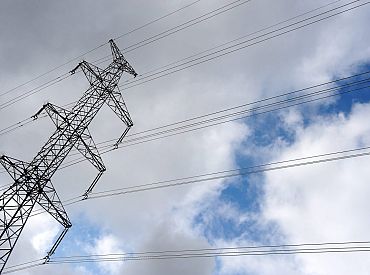 Elektroapgāde traucēta apmēram 6900 «Sadales tīkla» klientiem Latvijā