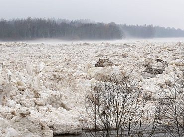 Daugavā pie Zeļķu tilta ūdens līmenis kopumā cēlies par pieciem metriem