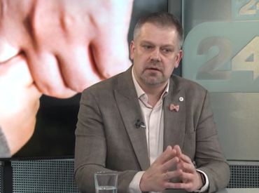 Deputāta Batņas alga Saeimā pērn sarukusi, politiķis piepelnās ar mūzikas stundām Ādažu vidusskolā