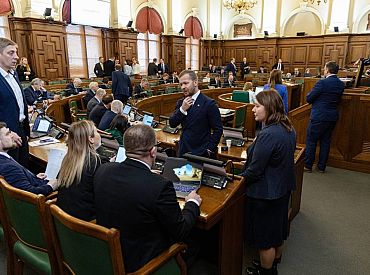 Opozīcijas partija «Stabilitātei» rosina līdz pat sasaukuma beigām iesaldēt Saeimas deputātu algas