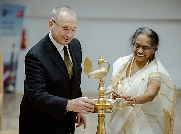 Ārzemju tradīcijas mūsu kultūras mērogā: aizvadītas Indijas Republikas dienas svinības Rīgā