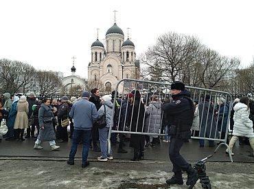 В Москве началось прощание с Навальным: люди выстраиваются в очереди