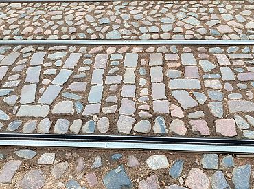 Водитель «выпрыгнул» под трамвай, пострадала пассажирка: ДТП в Зиепниеккалнсе