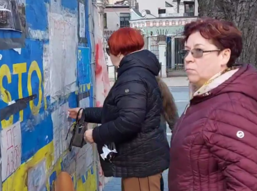 В Риге у посольства РФ женщина сорвала плакаты в поддержку Украины (ВИДЕО) 