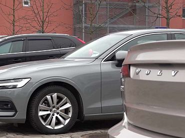 Iznomājot piecas «Toyota», nevis «Volvo» automašīnas, Jelgavas dome ietaupīs 60 000 eiro