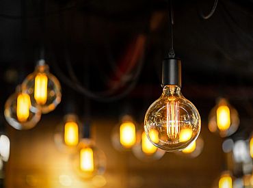 Rīgā par 78 463 eiro uzstādīs LED gaismekļus deviņās ēkās