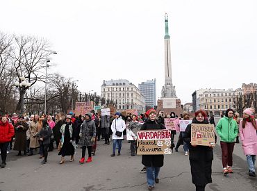 Sieviešu solidaritātes gājiens pulcē ap 150 cilvēku