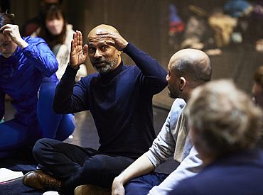 Культовый хореограф Акрам Хан впервые включил Латвию в мировое турне: в апреле зрители увидят «Книгу Джунглей. Переосмысление»