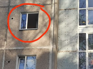 Ребенок бросается яйцами из окна многоэтажки в прохожих: рижанка в шоке