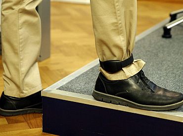Lai aizsargātu cietušos, plāno varmākām piemērot elektronisko uzraudzību
