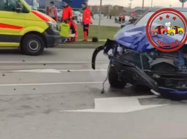 Automašīnai ietriecoties autobusa pieturā, Daugavpilī gājuši bojā divi cilvēki