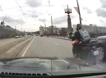ДТП с мотоциклистом на Каменном мосту: появилось видео происшествия (ДОПОЛНЕНО)