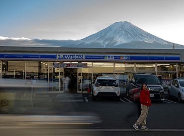 Туристы дико надоели: японцы забором закрывают вид на гору Фудзи