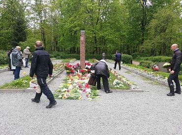 На кладбища нести можно: у солдатских могил в Риге расстилаются целые ковры из цветов (ДОПОЛНЕНО в 16.00)