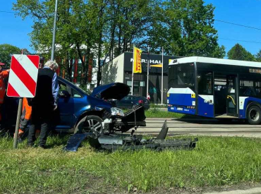 Маршрут трамвая на время остановился: серьезная авария возле Ботанического сада