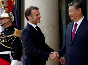 Китайский председатель Си Цзиньпин приехал в Европу. Его сопровождает тень Путина