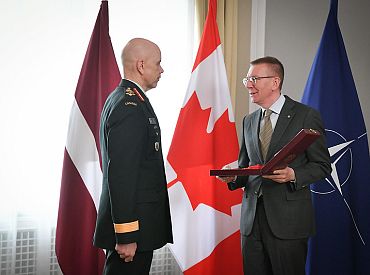 Вклад в безопасность Латвии: Ринкевич наградил командующего вооруженными силами Канады генерала Эйра