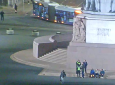 Кто так фотографируется? Два бельгийца мощно оштрафованы у Памятника Свободы