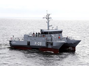 Латвийский патрульный корабль эвакуировал с судна в Ирбенском проливе травмированного члена экипажа