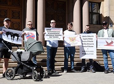 «Если ты человек, если ты латыш — приходи»: в Риге прошёл пикет против русского языка в общественных СМИ. ФОТО