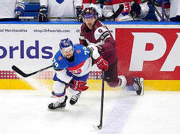 На чемпионате мира хоккеисты сборной Латвии в серии буллитов обыграли Словакию