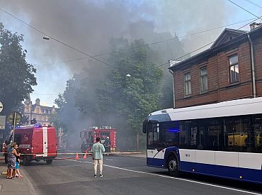 Pieļauj, ka nams Valmieras ielā dedzināts ļaunprātīgi