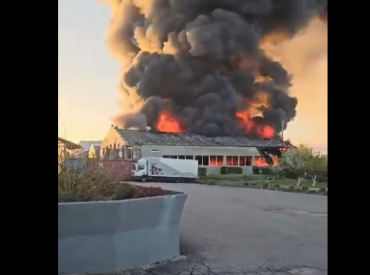 В Тукумсе сгорело предприятие по производству одежды: во время тушения пострадал пожарный