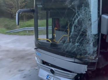 ДТП на Лиепайском шоссе: автобус столкнулся с легковушкой, есть погибшие. ВИДЕО