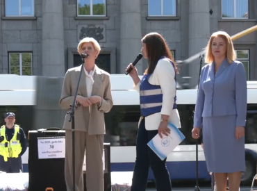 Vairāki tūkstoši izglītības darbinieku piketā iestājas pret IZM piedāvājumu slodžu balansēšanai