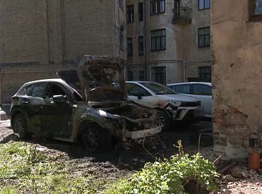 Ночное ЧП в Риге: загадочно загорелся украинский автомобиль