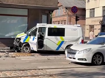 В Агенскалнсе произошла авария с участием полицейского микроавтобуса (ВИДЕО)