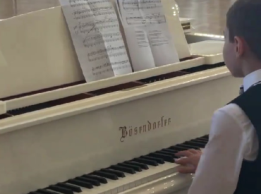 Сбылась мечта ребенка: сыграть на рояле в резиденции президента Латвии (ВИДЕО)