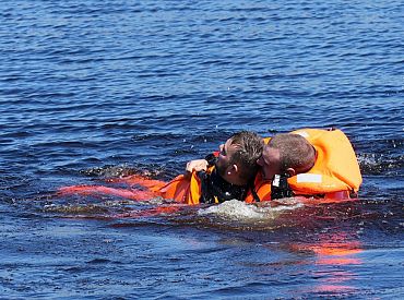 Наплавал на 500 евро: как спасатели из Кишэзерса пьяного вытаскивали