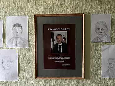 Хорошо, что он не видел: в Приекульской школе — выставка портретов Ринкевича (ФОТО)