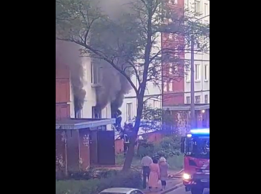 Пожар в Плявниеках: из окон квартиры валит черный дым. ВИДЕО