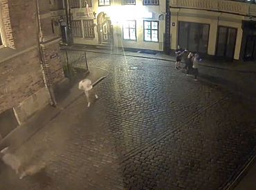 Пьяные туристы в Риге надругались над флагом Украины (ВИДЕО)