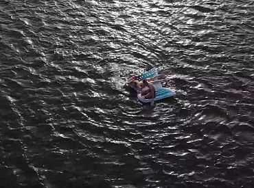 Уснул? В Царникаве унесло в море человека на матрасе
