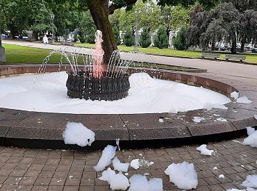 Putojoša strūklaka! Neparasta parādība Esplanādē (FOTO)