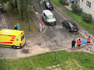 Трагедия в Вецмилгрависе: из окна многоэтажки выпал молодой человек и разбился насмерть