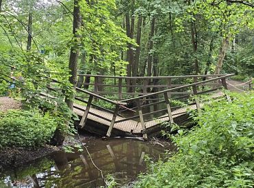 «Трупов нет? Не беспокойте по мелочам!» Пешеходный мост в пригороде Риги сломался пополам
