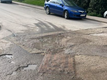 Рижане застелили ямы на дороге…коврами: ноу-хау в Зиепниеккалнсе (ФОТО)