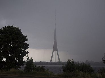 Проливные дожди, сильные грозы, местами затопления: на Латвию надвигается шторм