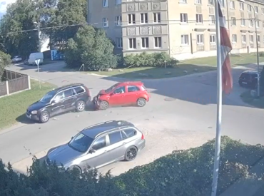 Кто прав? Столкновение на перекрестке вызвало обсуждение в соцсетях. ВИДЕО