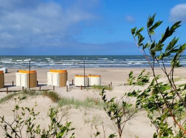 Вандалы замучили: на Лиепайском пляже решили закрывать на ночь общественные туалеты