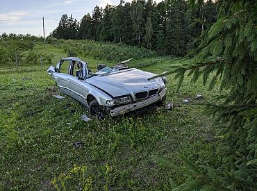 В субботу вечером в Энгурской волости разбился BMW; погибли три человека