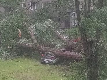 Pirmdien vietām Latvijā vēl stipri līs un pūtīs liels vējš