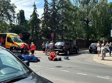 Столкновение джипа и мотоцикла в Агенскалнсе: есть пострадавшие