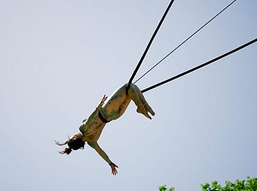 Акробатка упала с качелей: захватывающее шоу в Пакруойской усадьбе