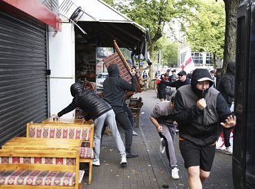 После убийства детей антиисламские акции в Британии переросли в беспорядки